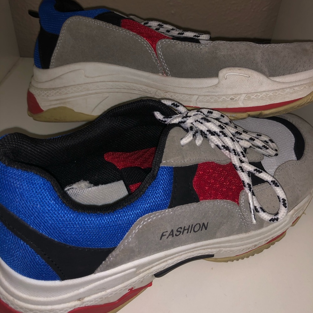 Tennis shoes.